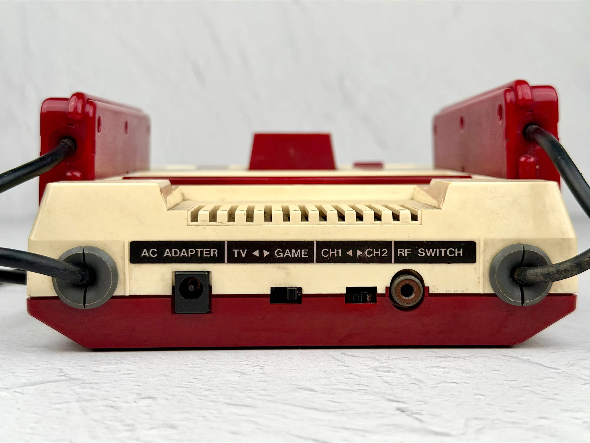 Nintendo Family Computer Famicom вид сзади Nintendo Family Computer Famicom вид сзади