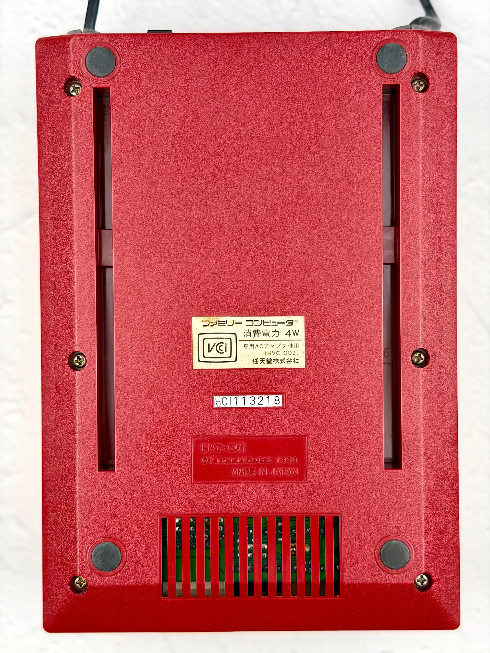 Nintendo Family Computer Famicom вид снизу Nintendo Family Computer Famicom вид снизу