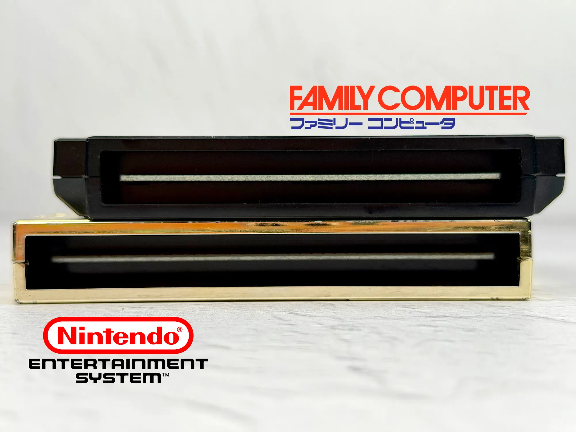 Сверху Famicom картридж, снизу NES картридж Сверху Famicom картридж, снизу NES картридж