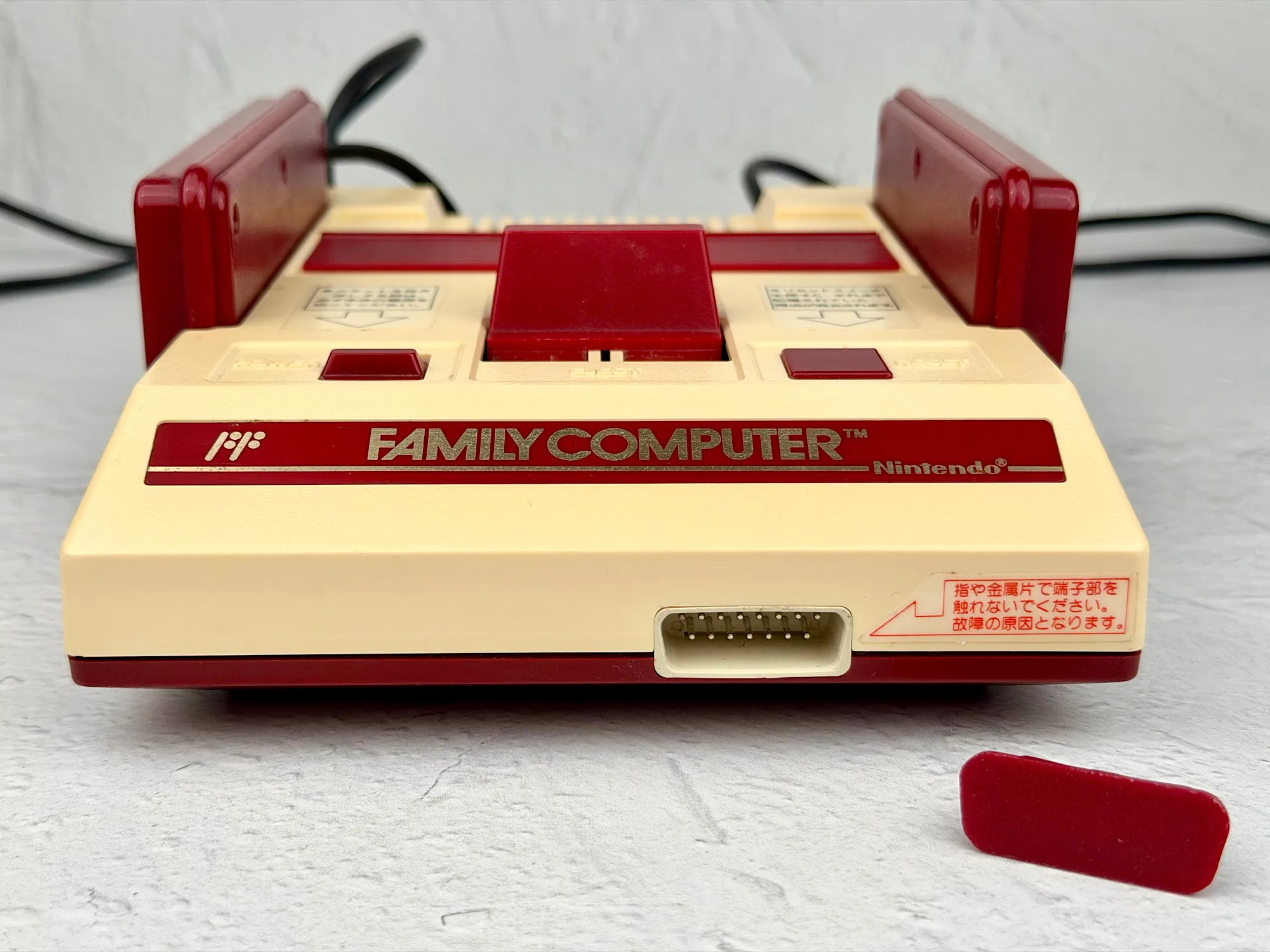 Nintendo Family Computer Famicom вид спереди Nintendo Family Computer Famicom вид спереди