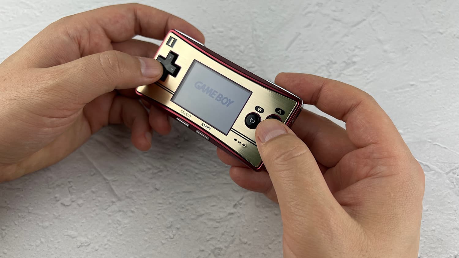 Game Boy Micro в руках