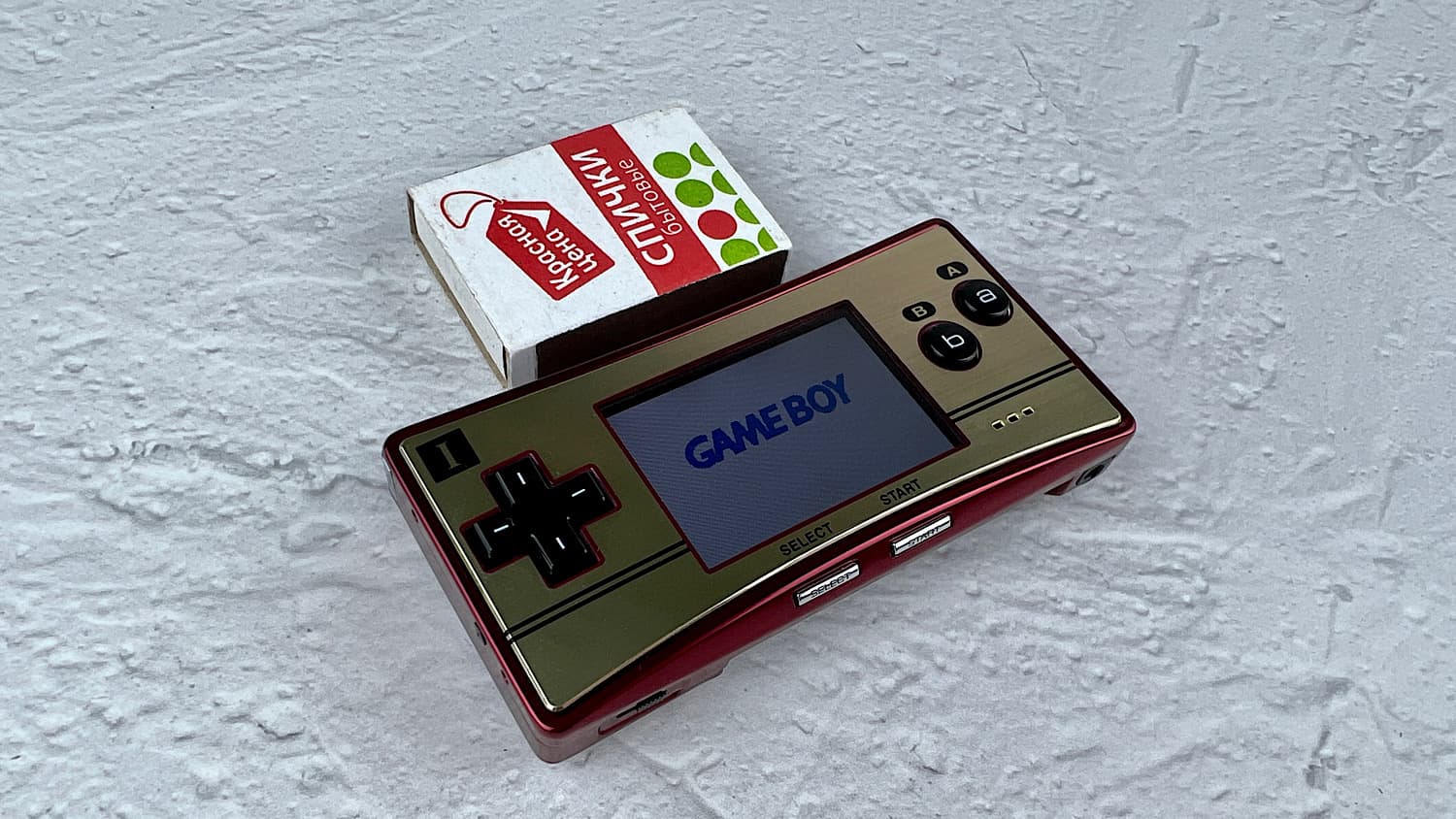 Game Boy Micro и спичечный коробок