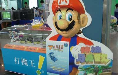 Стенд продажи iQue Game Boy Advance SP в Гуанчжоу Haiyin Plaza.