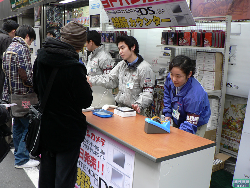 Nintendo DS Lite старт продаж