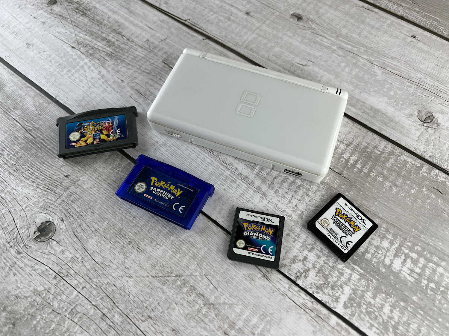 Nintendo DS Lite и Game Boy Advance и Nintendo DS картриджи