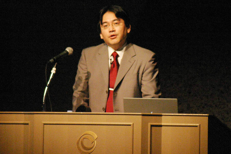 Сатору Ивата на выставке «Tokyo Game Show 2003»