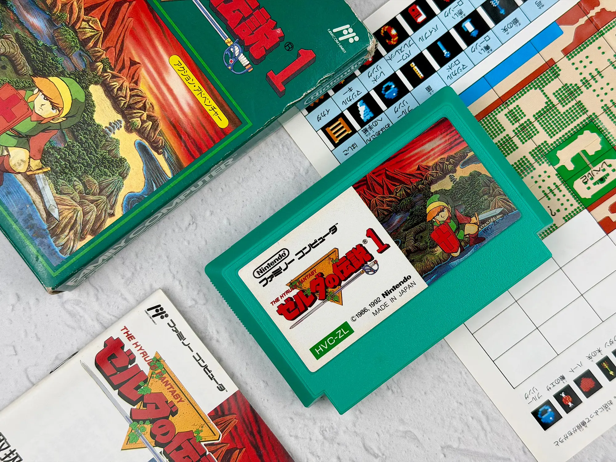 Фотографии картриджа The Legend of Zelda для Famicom